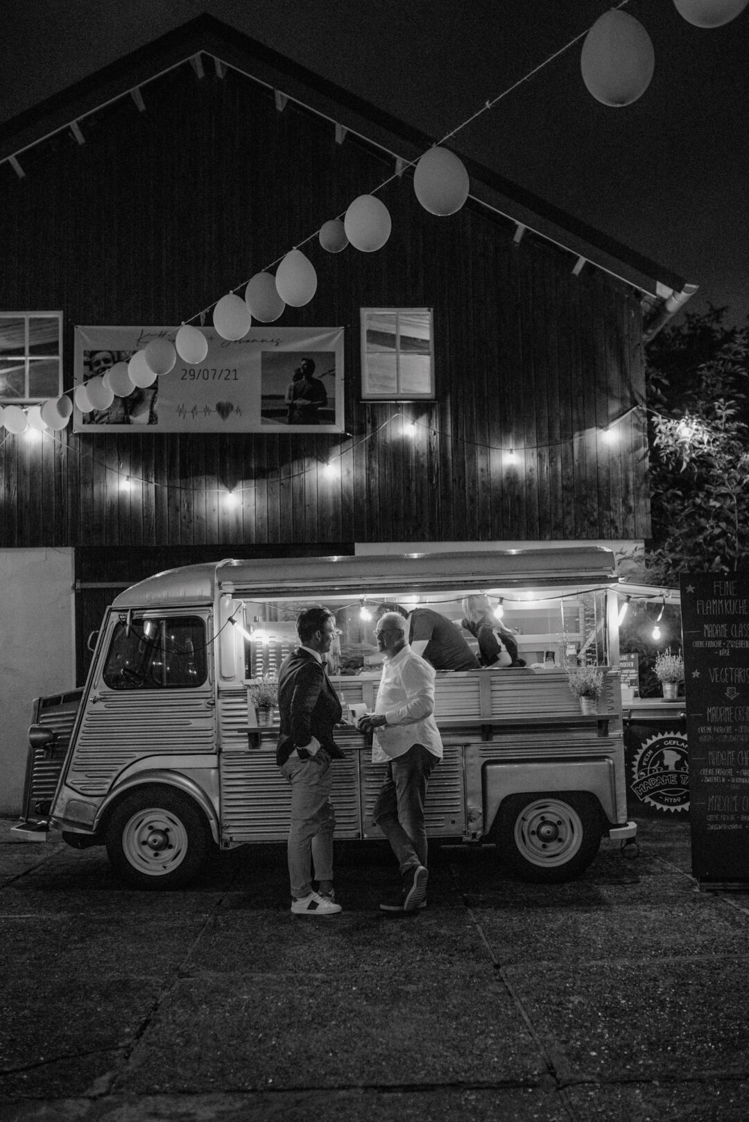 Vintage-Foodtruck bei nächtlicher Hochzeit auf dem Hof
