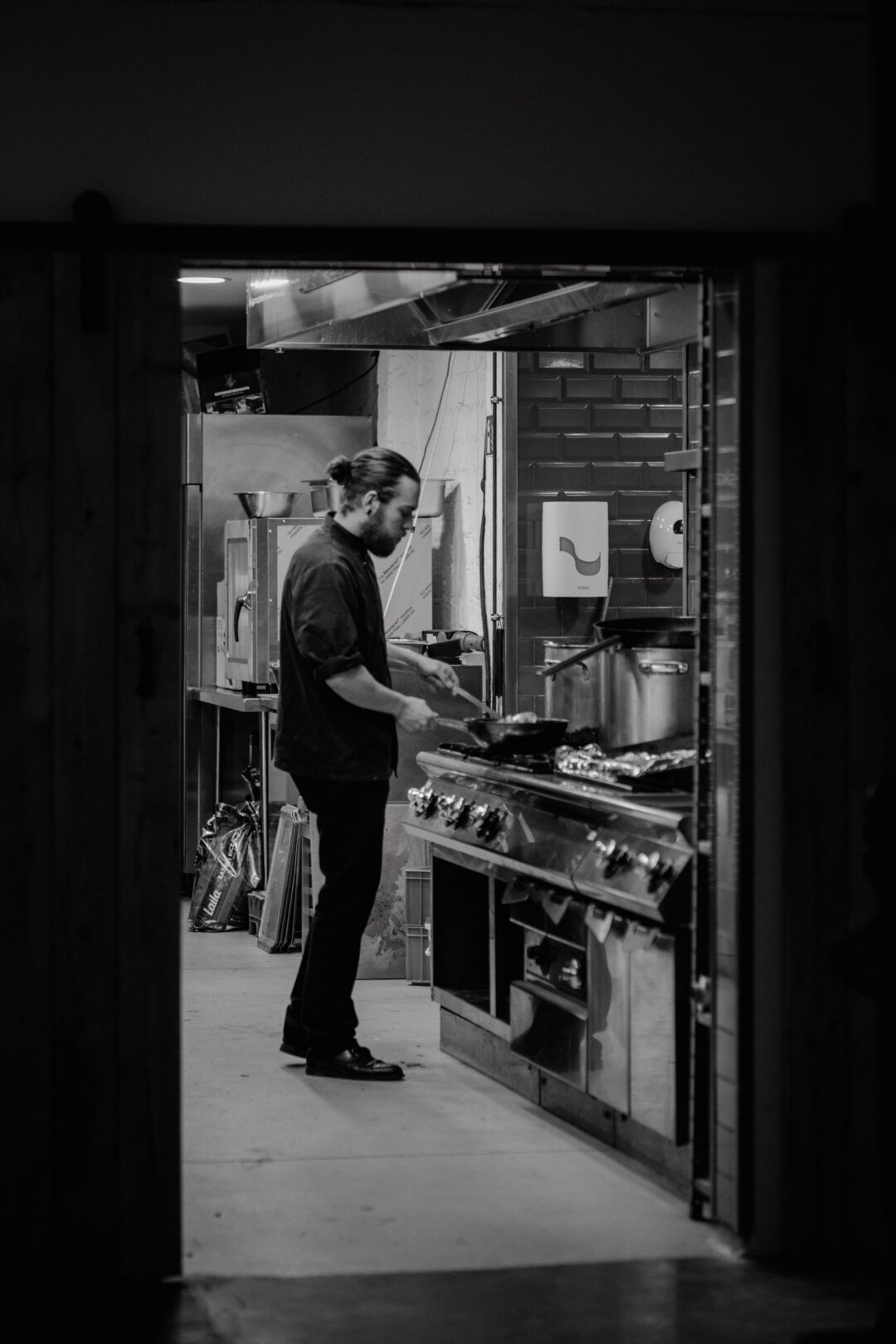 Hochzeitskoch bei der Zubereitung während der Feier