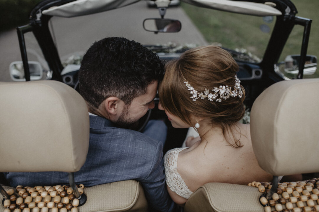 Brautpaar im Oldtimer – romantischer Rückblick nach der Trauung
