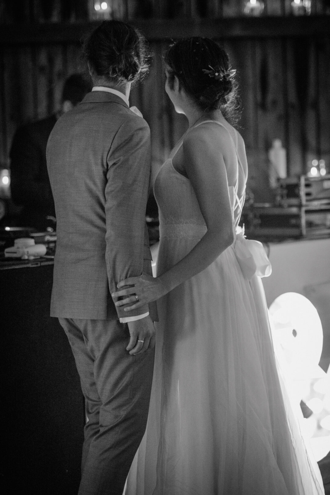 Brautpaar beim DJ-Pult in romantischer Atmosphäre