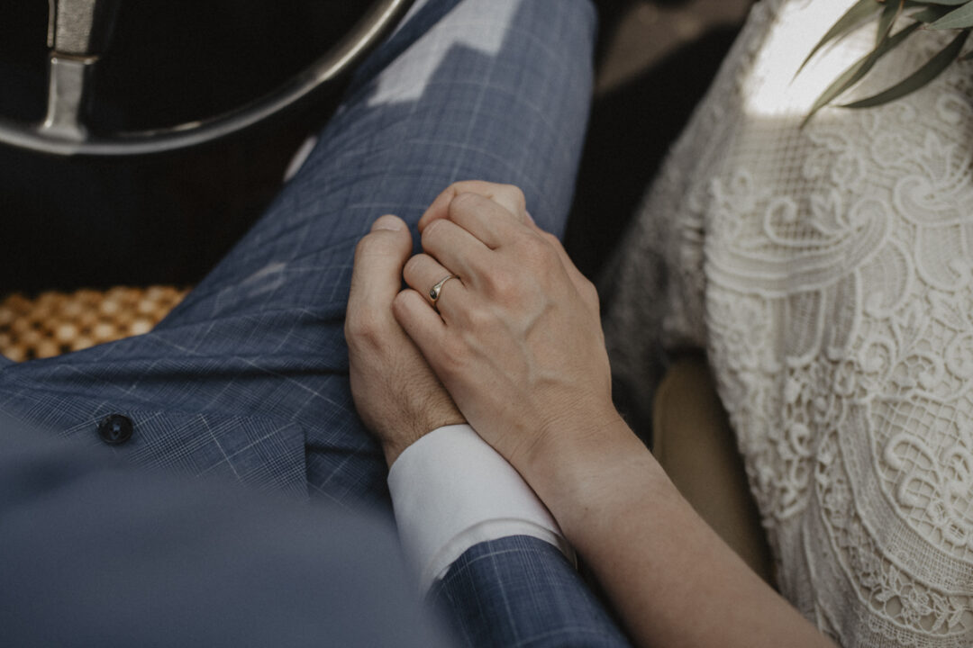 Detailaufnahme der Hände des Brautpaares mit Eheringen