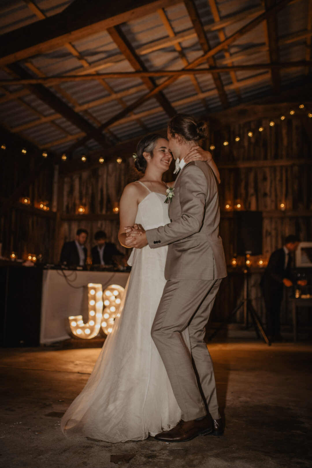 Erster Tanz vor leuchtendem J&J-Schriftzug