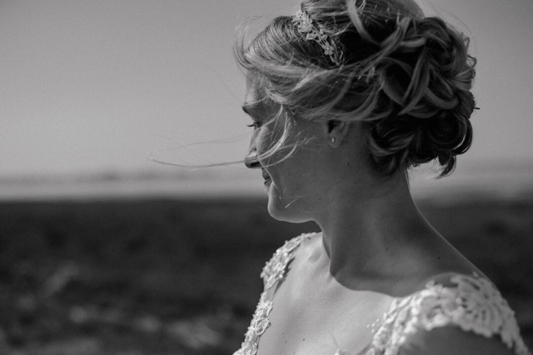 Nahaufnahme der Braut mit Haarschmuck im Profil