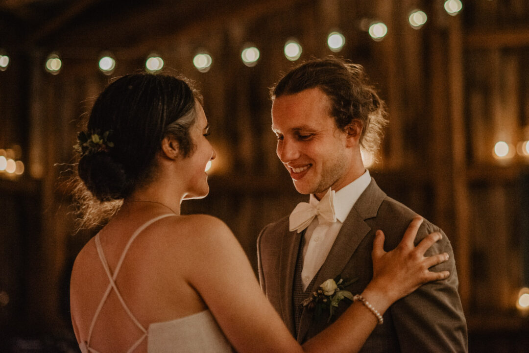 Brautpaar beim Hochzeitstanz in rustikaler Scheune