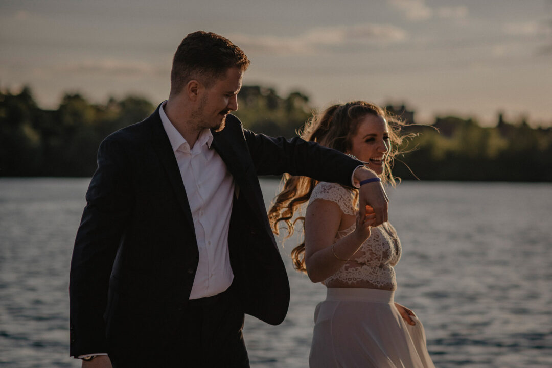 Hochzeitspaar tanzt im Gegenlicht