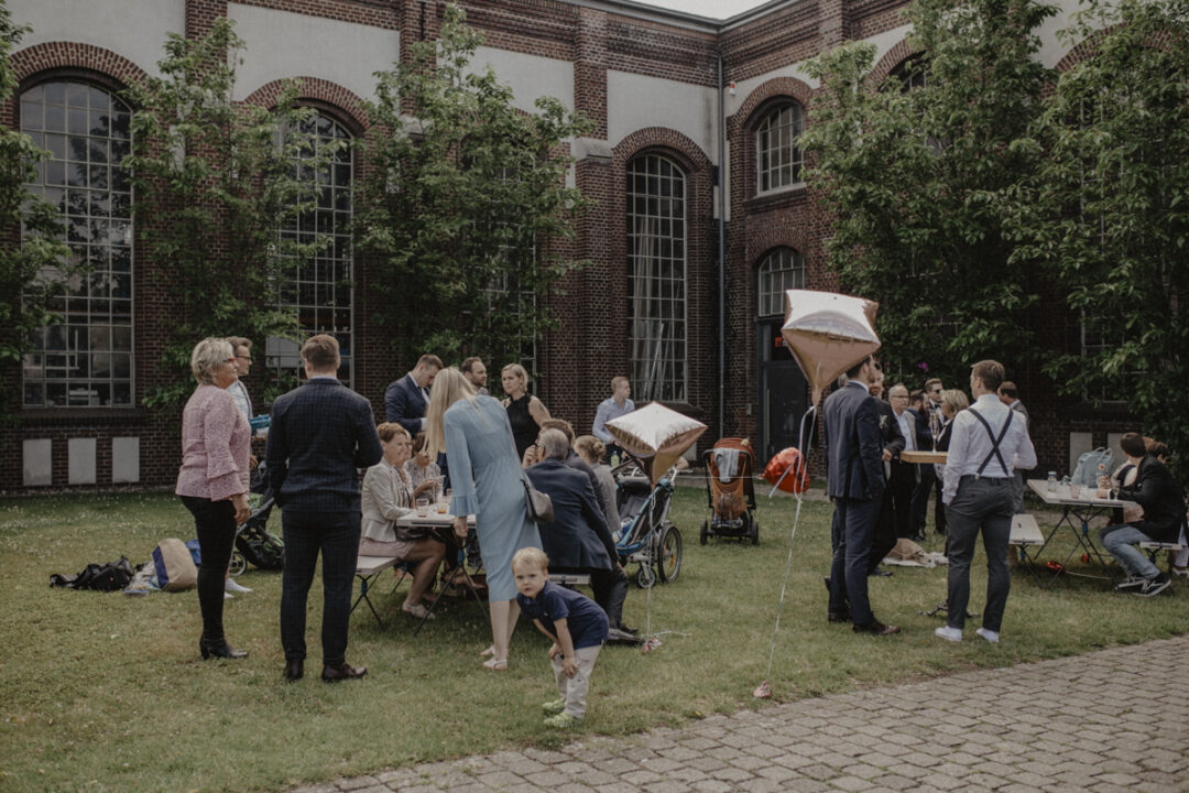 Empfang der Hochzeitsgäste im Garten des Gasthauses Stromberg