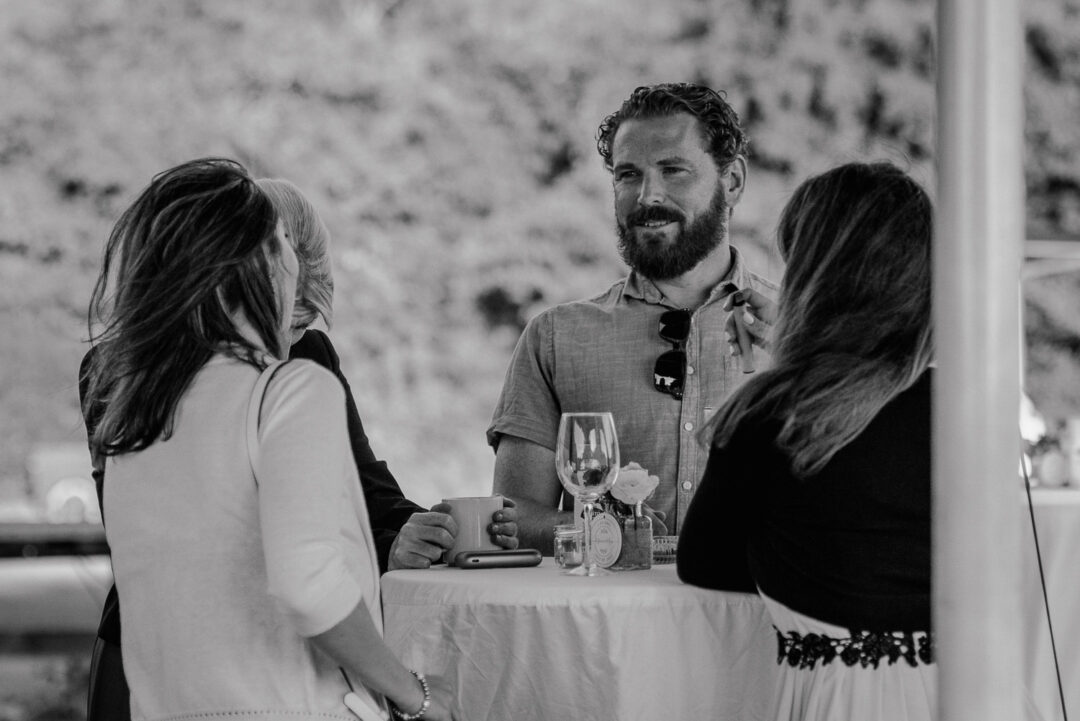 Gäste unterhalten sich an Stehtisch