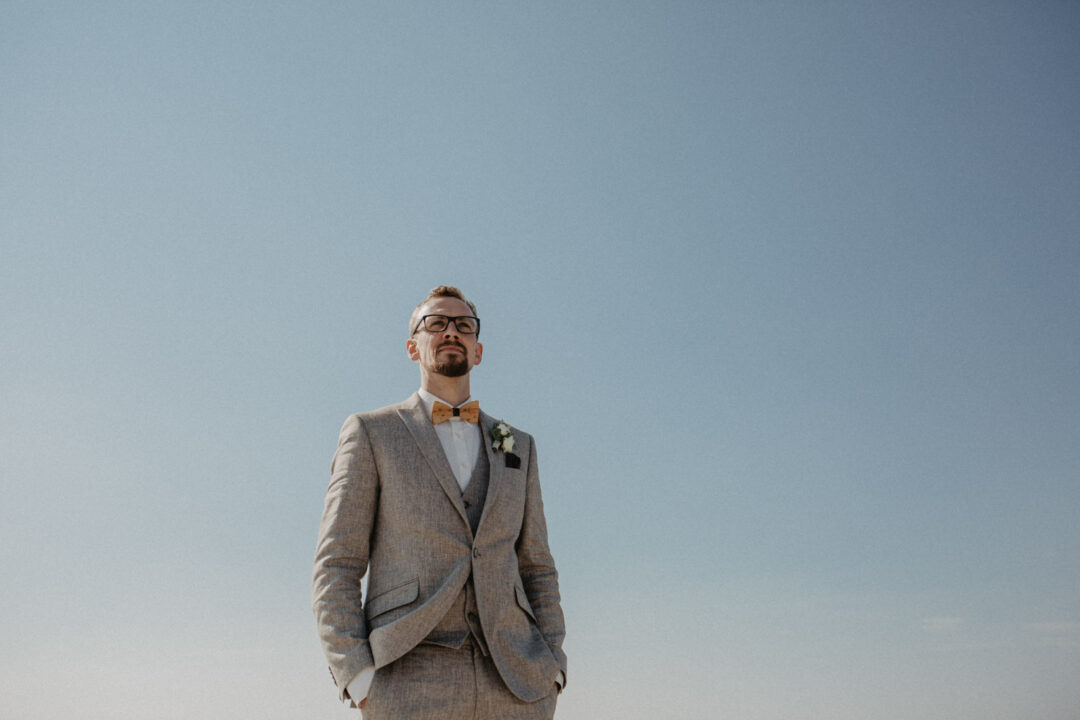 Bräutigam blickt stolz und entspannt in die Ferne