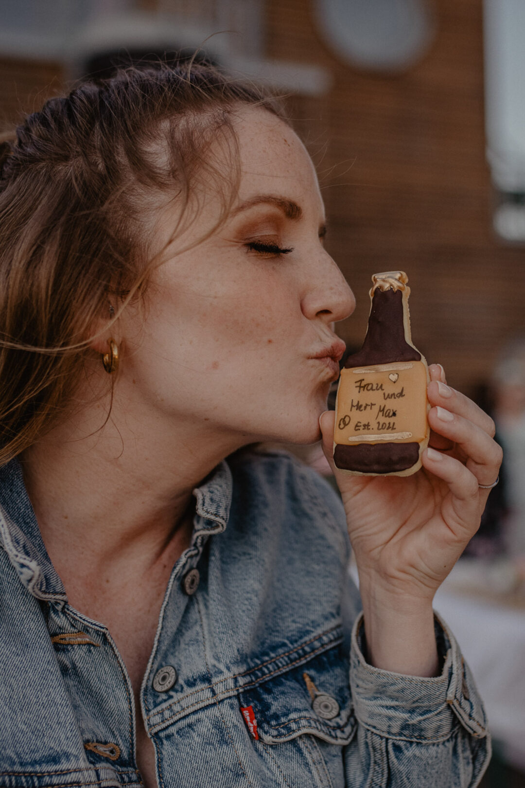 Braut küsst Hochzeitssouvenir