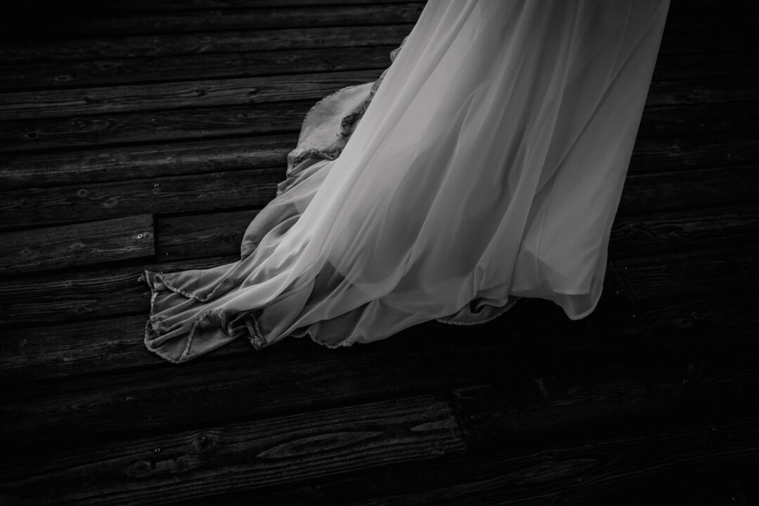 Brautkleid auf Holzsteg