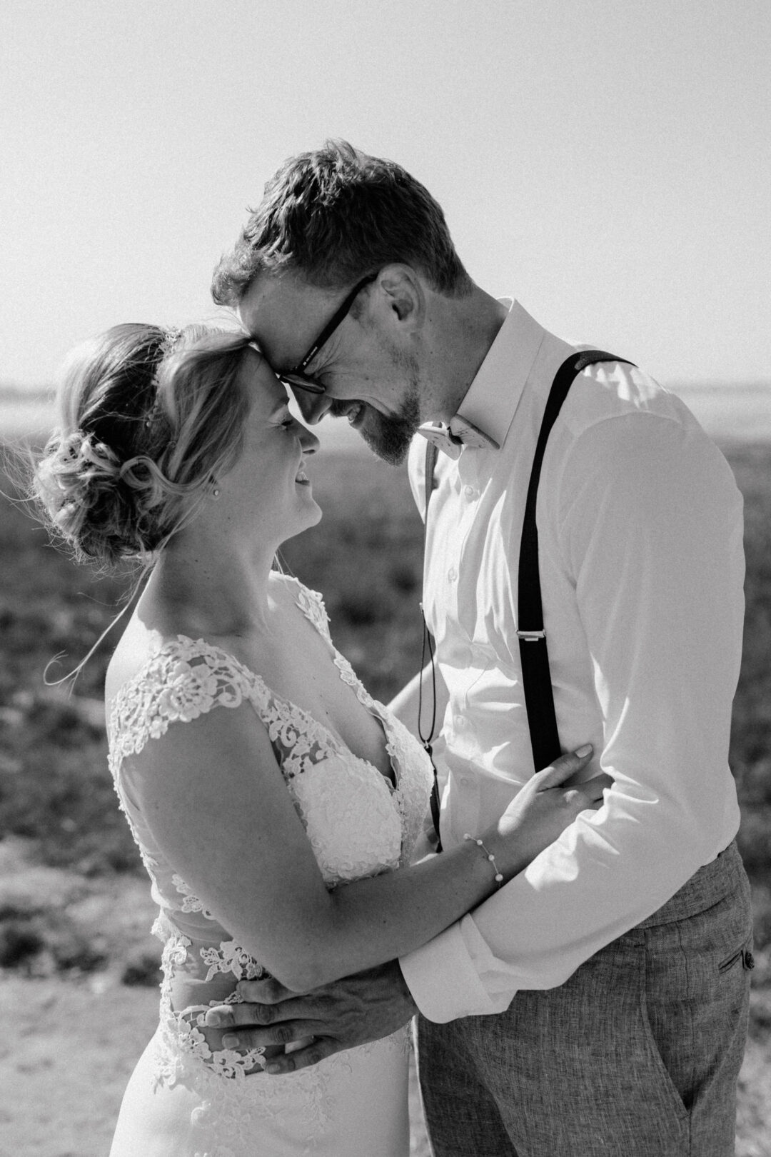 Braut und Bräutigam Stirn an Stirn