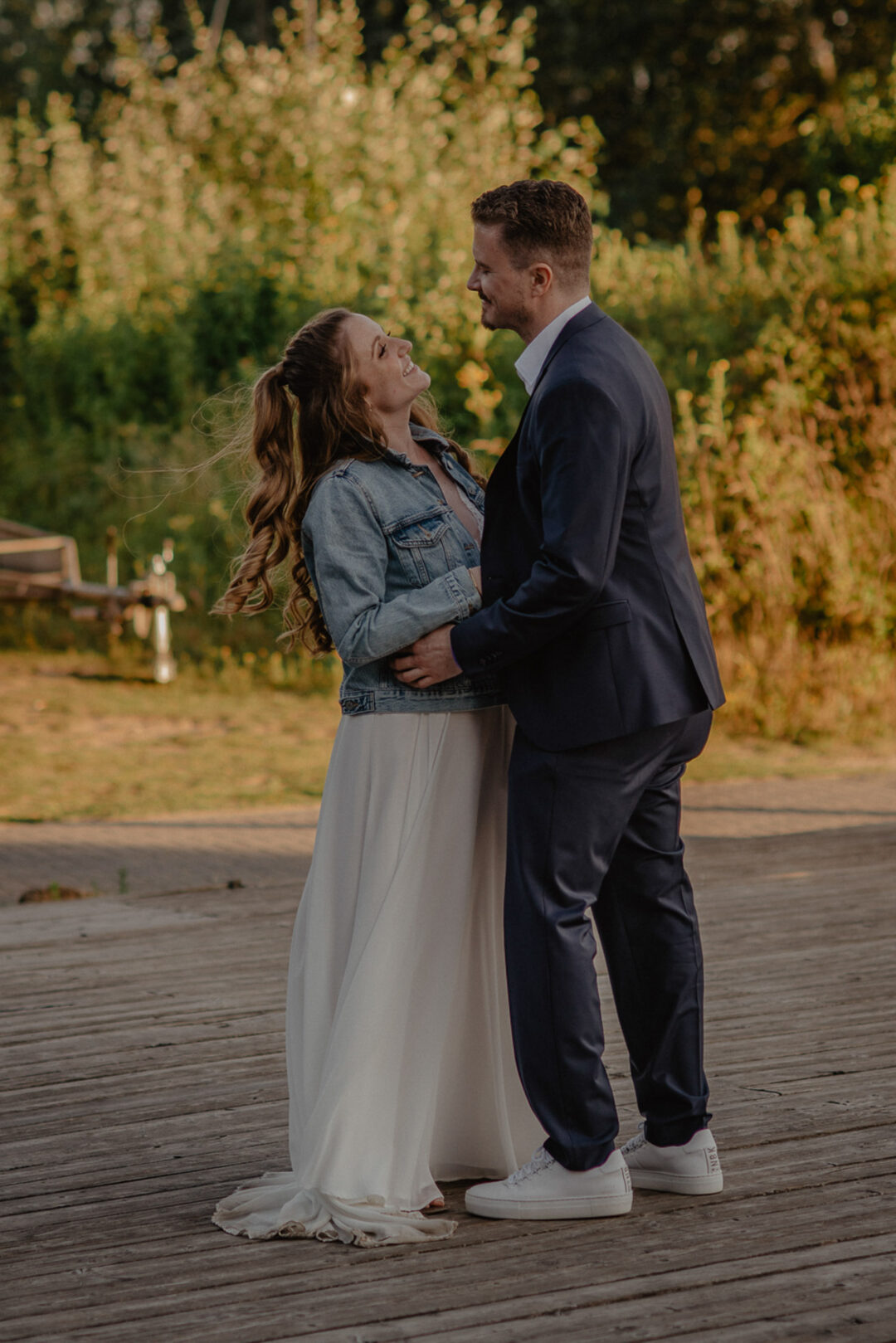 Brautpaar beim Lachen auf Steg