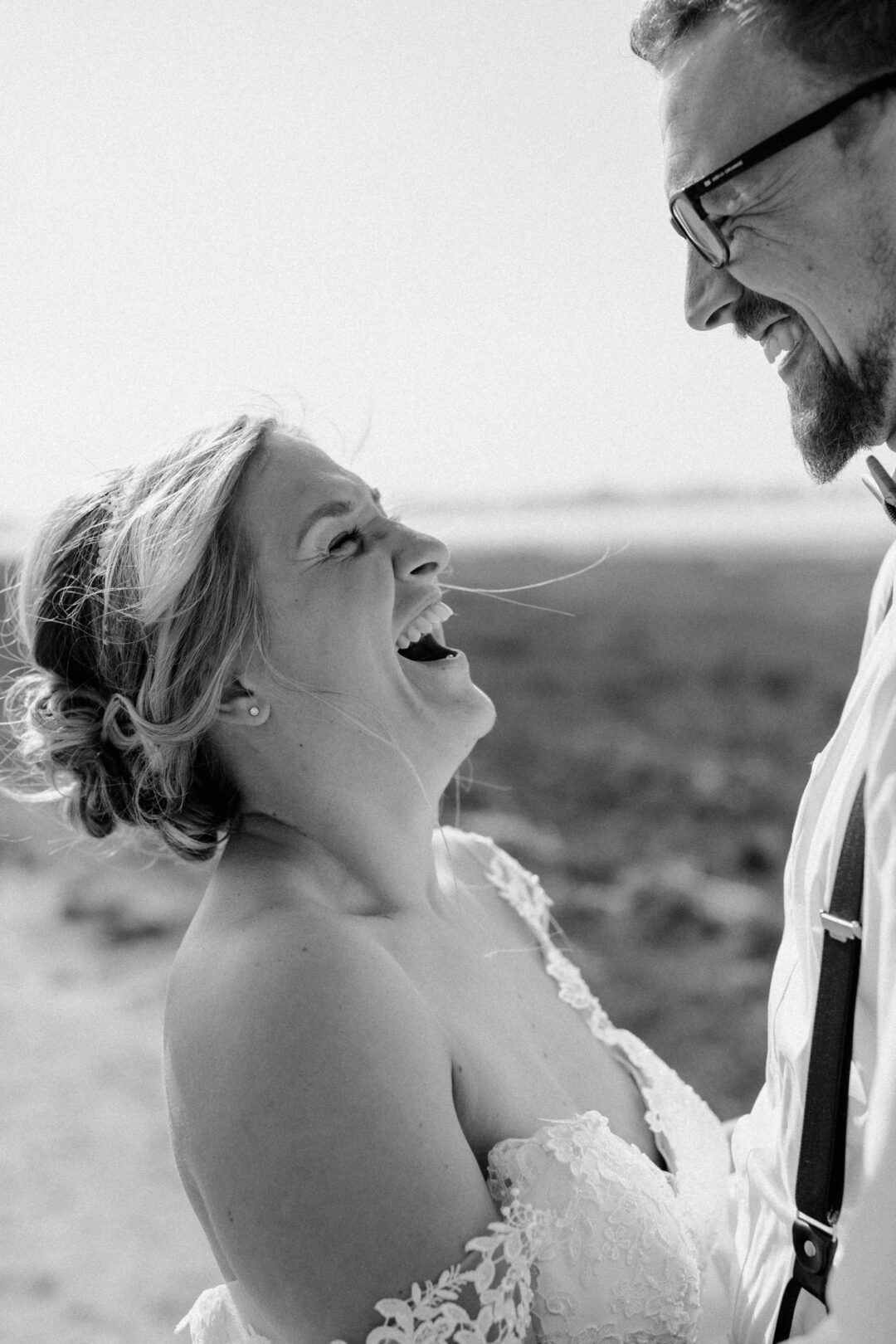 Braut lacht den Bräutigam herzlich an