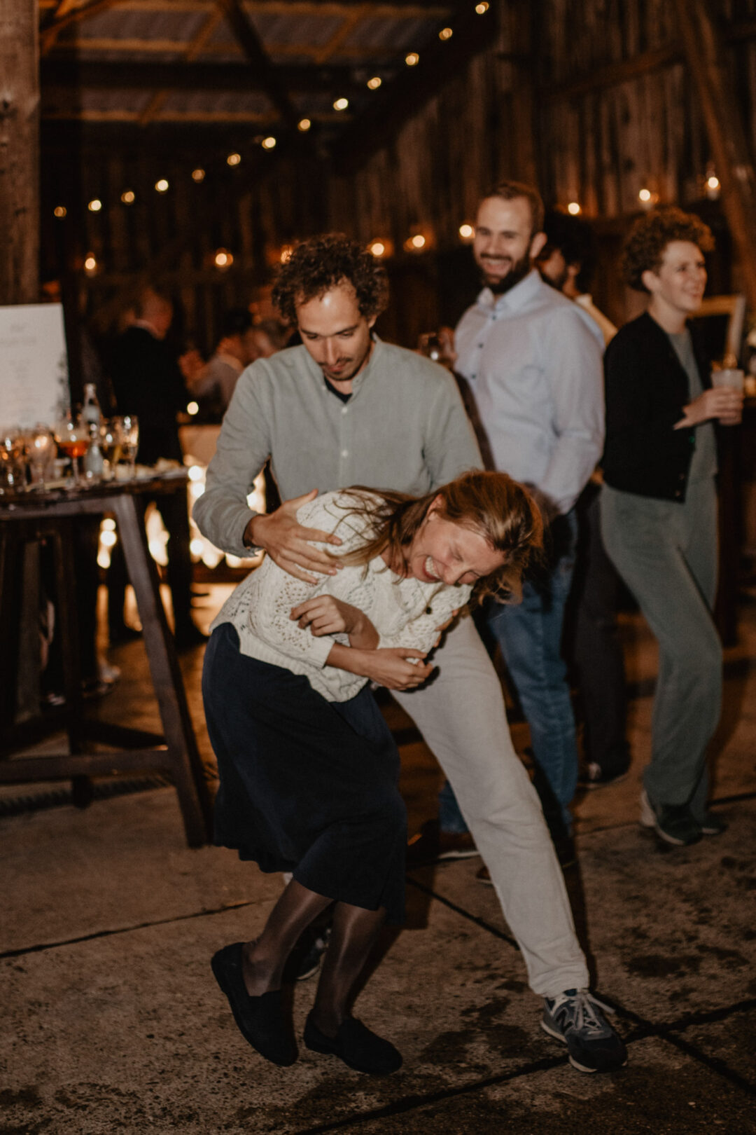 Gäste tanzen wild und fröhlich auf der Scheunenhochzeit