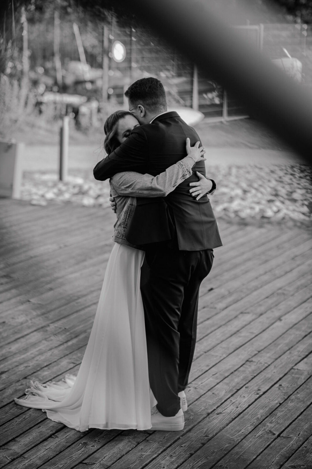 Brautpaar umarmt sich innig