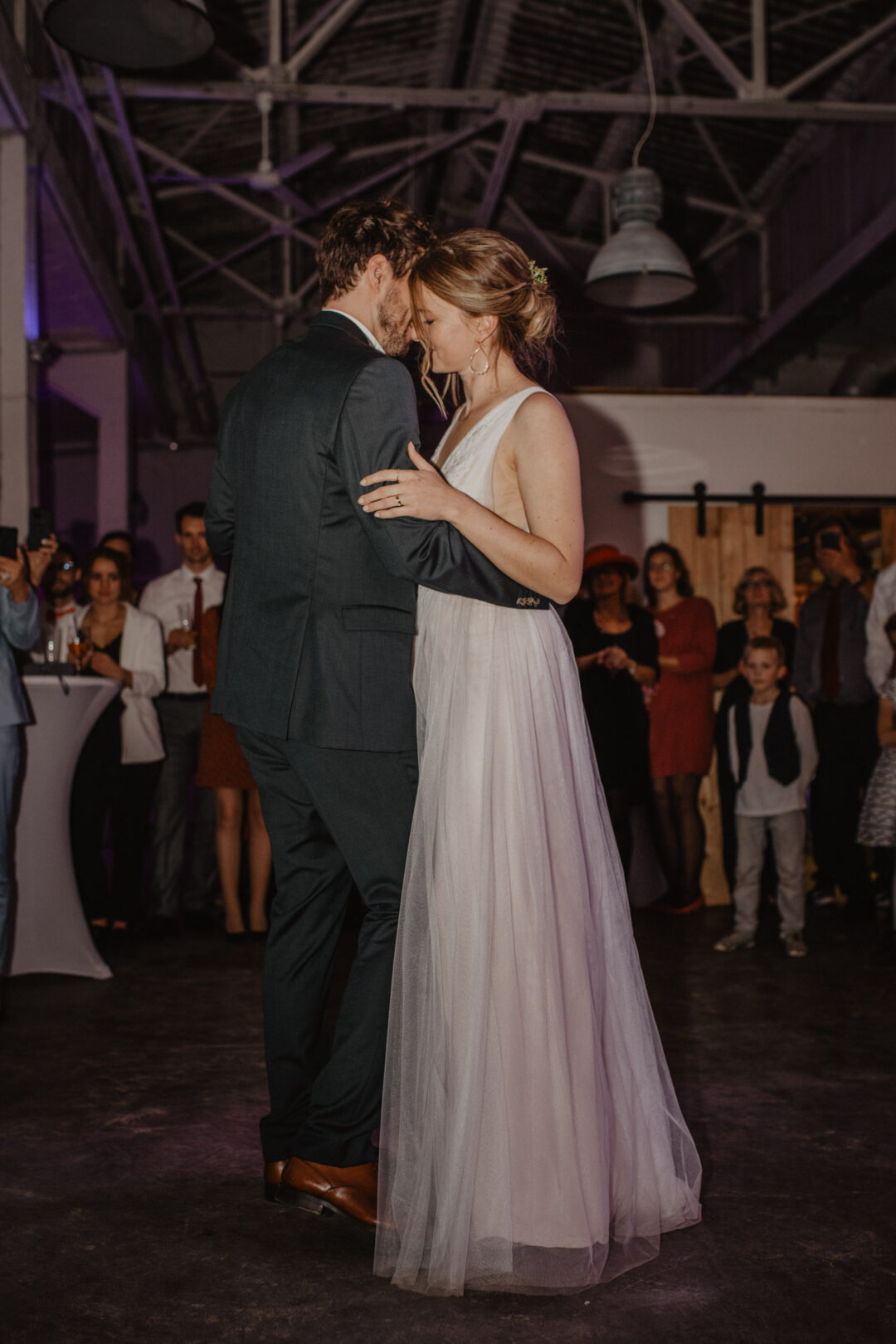 Brautpaar tanzt eng beim ersten Hochzeitstanz