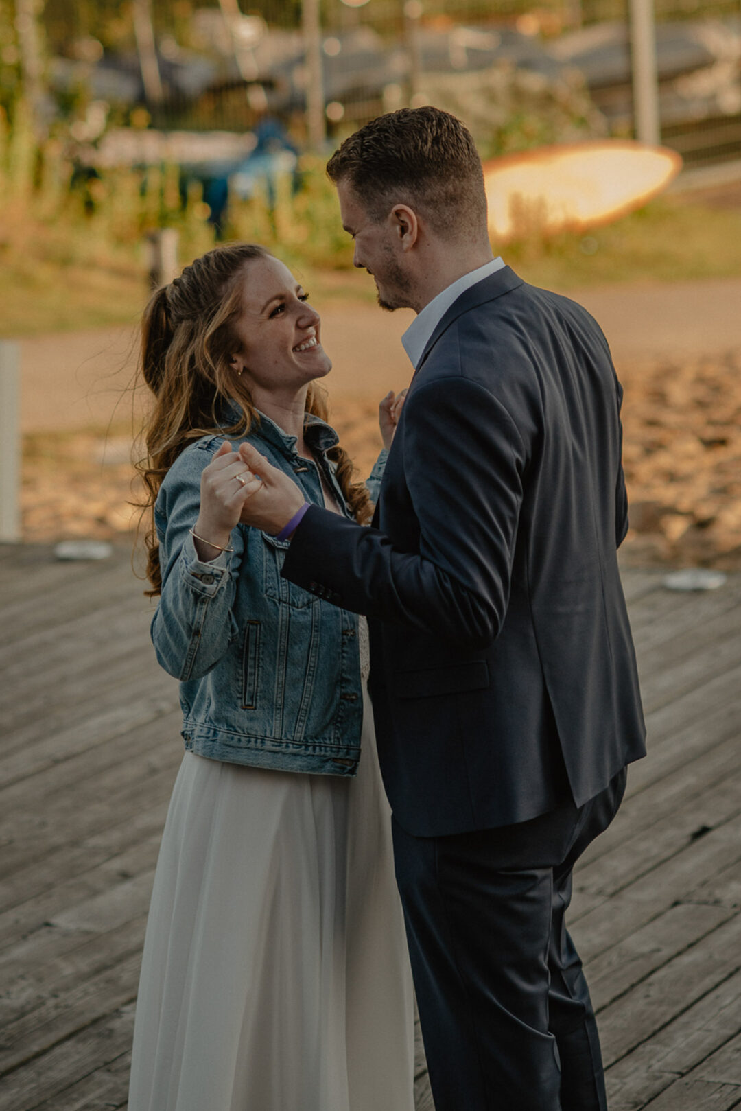 Hochzeitspaar tanzt im Freien