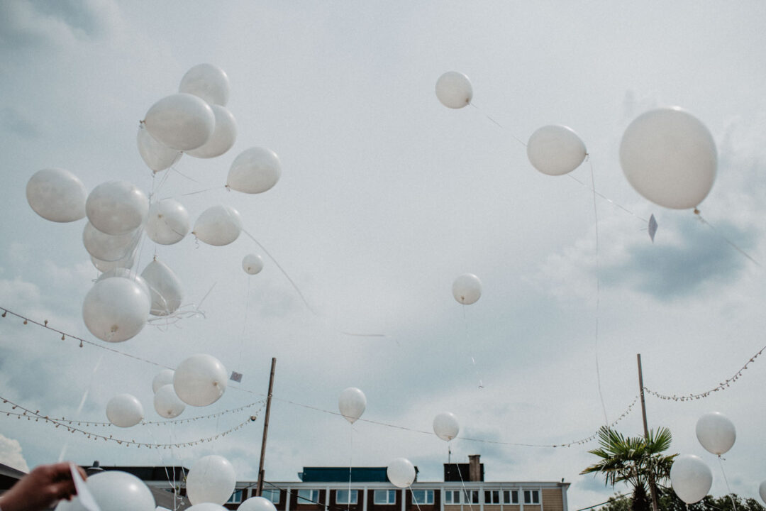 Weiße Hochzeitsballons steigen in den Himmel