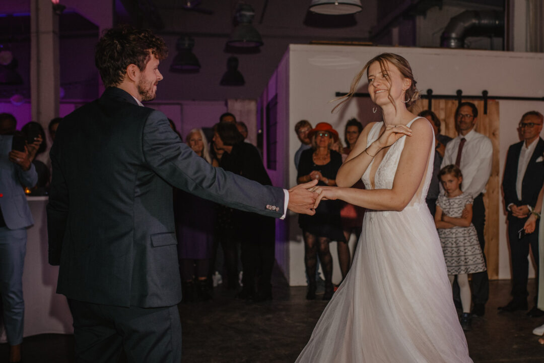 Brautpaar tanzt bei Kerzenschein zur Livemusik