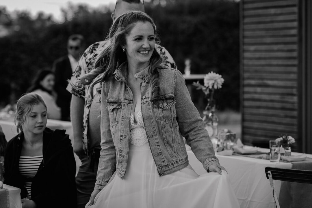 Braut mit Jeansjacke lacht herzlich