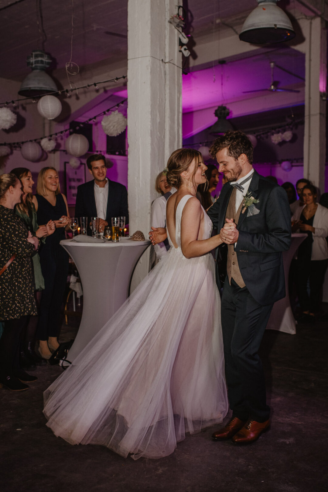 Braut und Bräutigam tanzen gemeinsam mit den Gästen