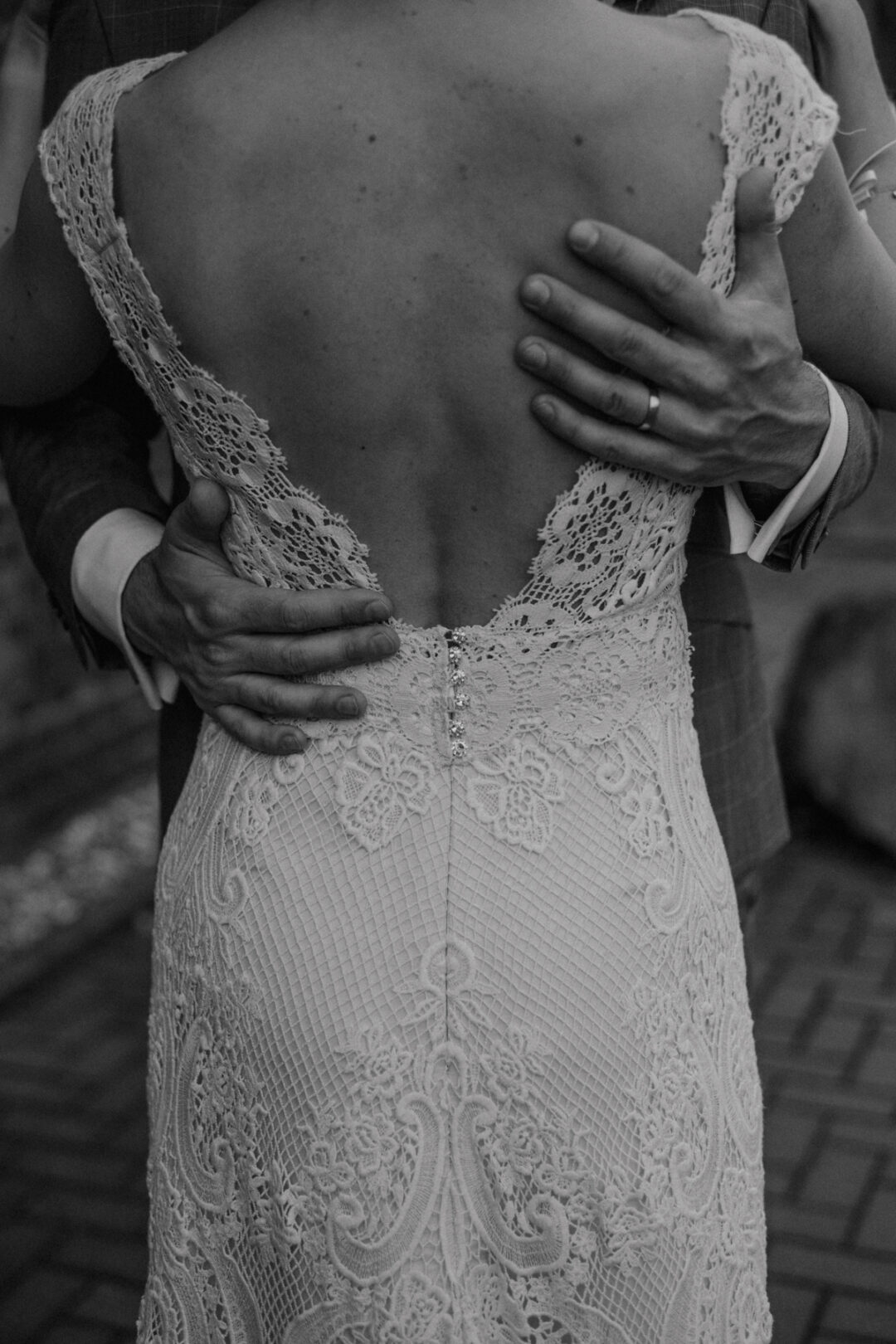 Nahaufnahme vom Spitzenrücken des Brautkleids