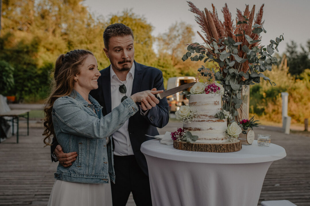 Hochzeitspaar schneidet die Torte an