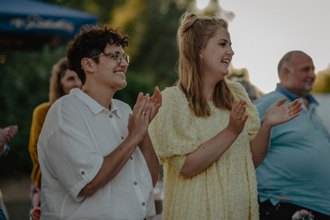 Gäste applaudieren bei Hochzeit