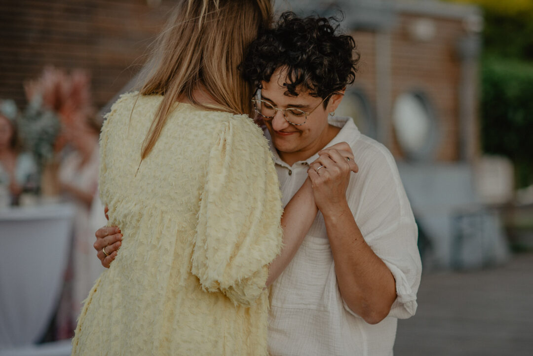 Gäste tanzen eng umschlungen