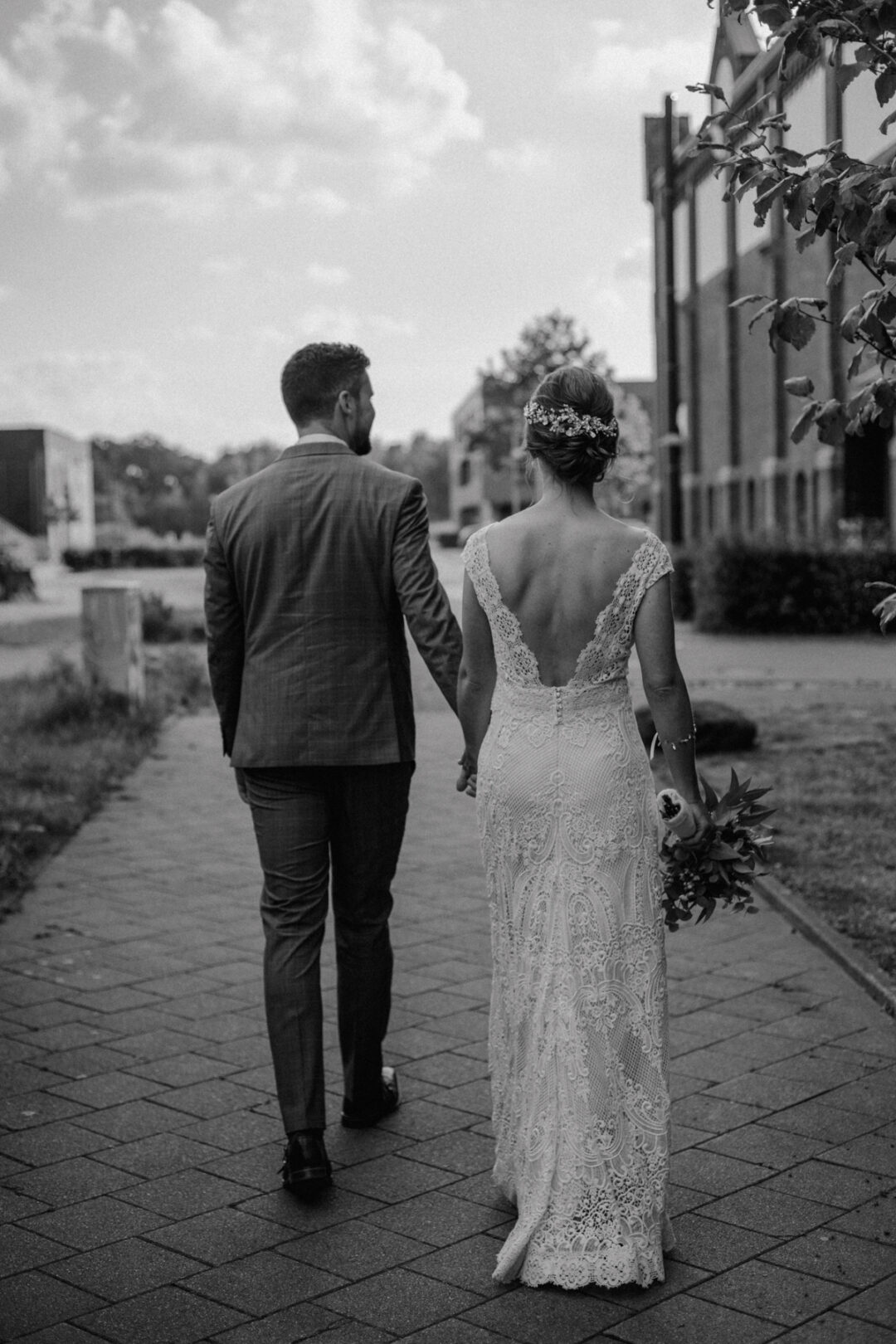 Brautpaar Hand in Hand beim Spaziergang in Waltrop