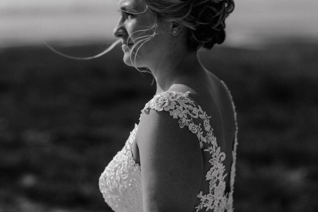 Schwarz-Weiß-Portrait der Braut mit Wind im Haar