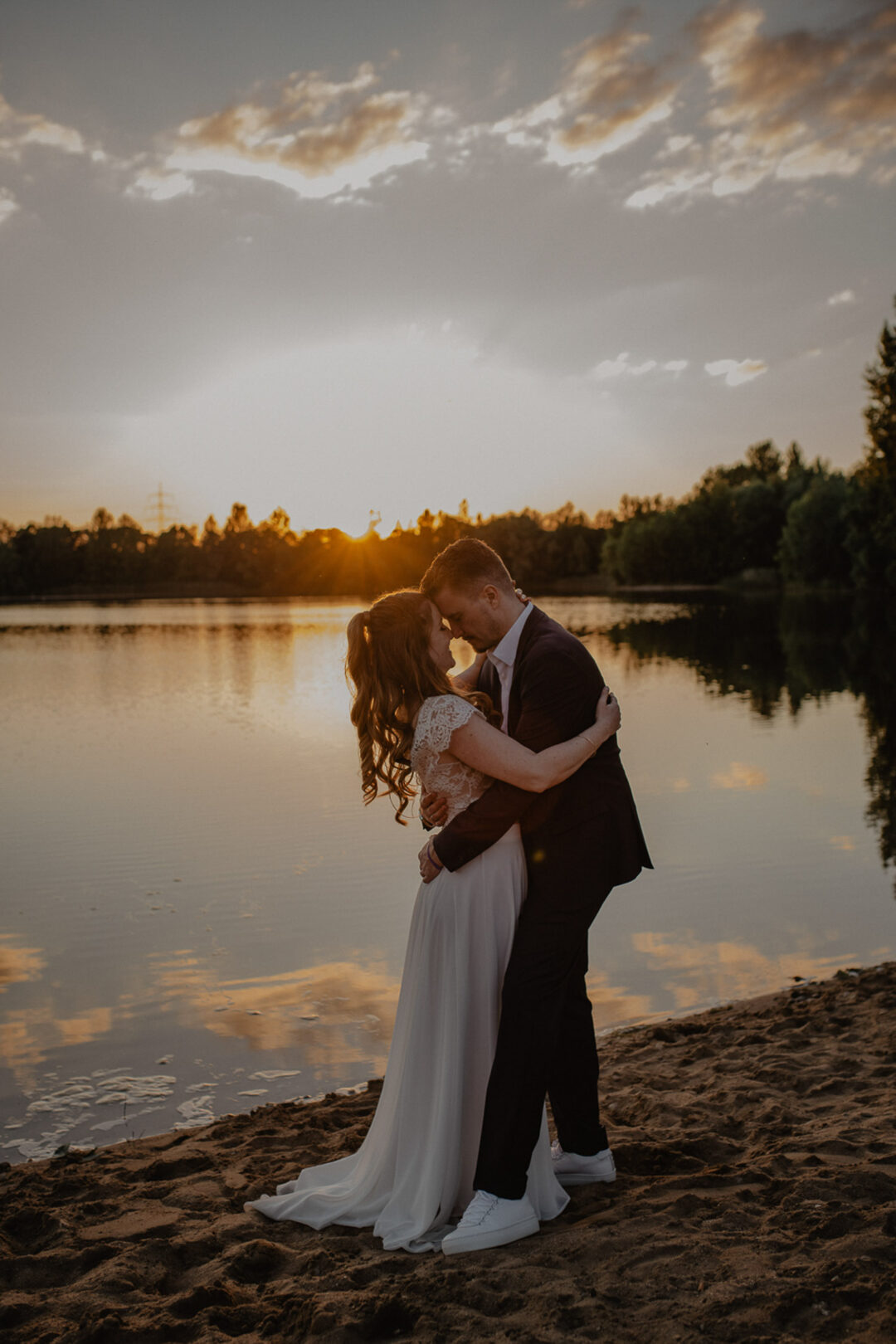 Hochzeitspaar in enger Umarmung