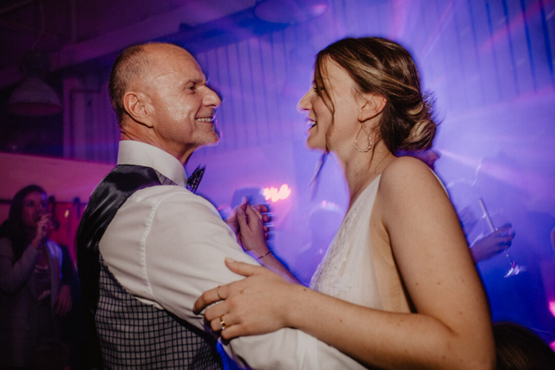 Rührender Tanzmoment zwischen Braut und Vater