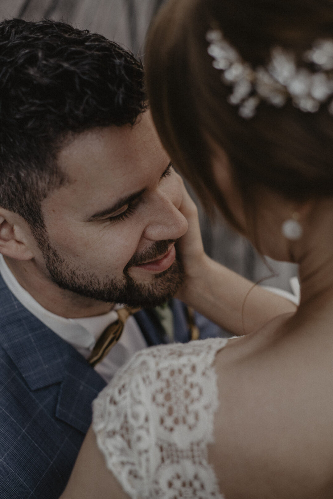 Bräutigam schaut verliebt seine Braut an