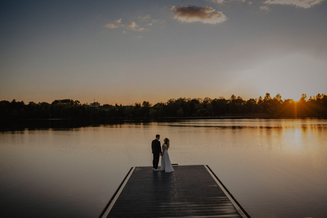 Brautpaar auf Steg beim Sonnenuntergang