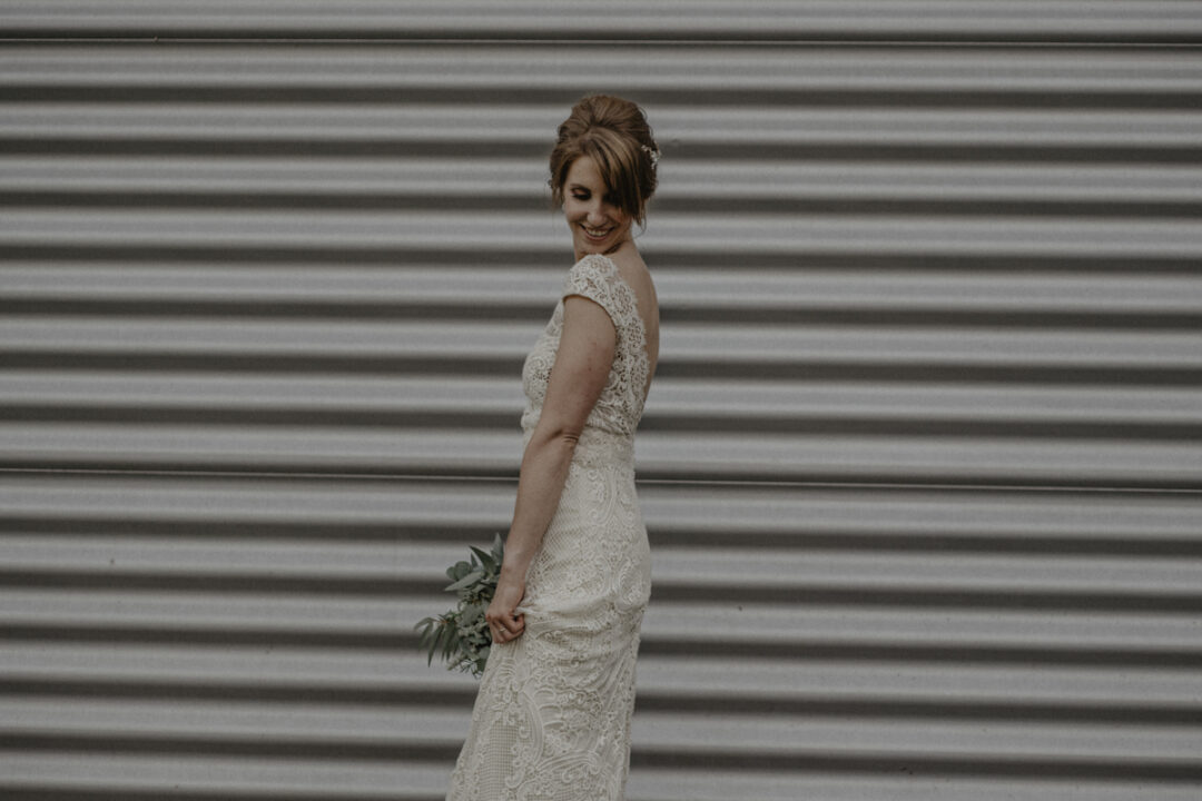 Lächelnde Braut vor Industriehintergrund