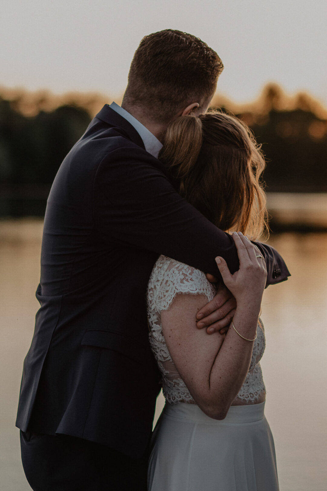 Innige Umarmung am Seeufer