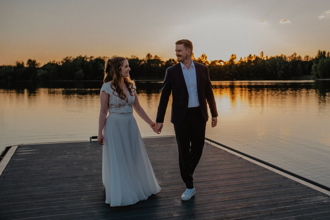 Brautpaar spaziert Hand in Hand