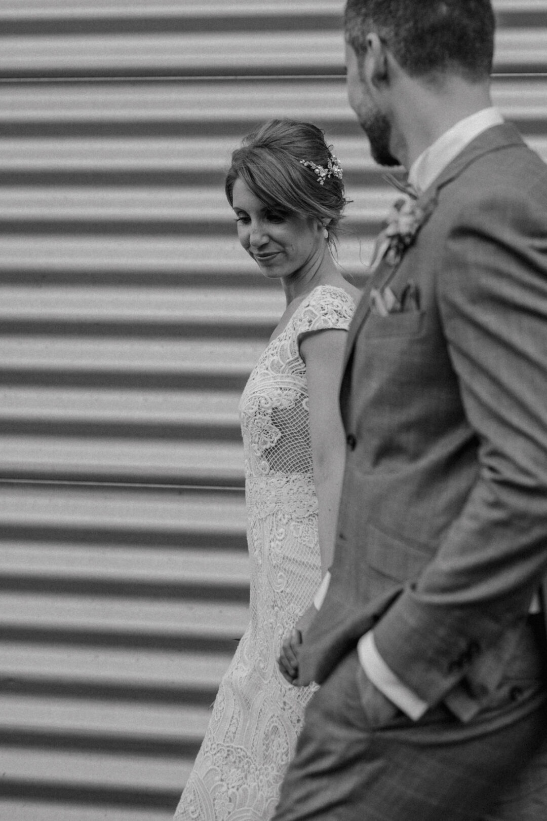 Brautpaar läuft nebeneinander, Schwarz-Weiß-Aufnahme