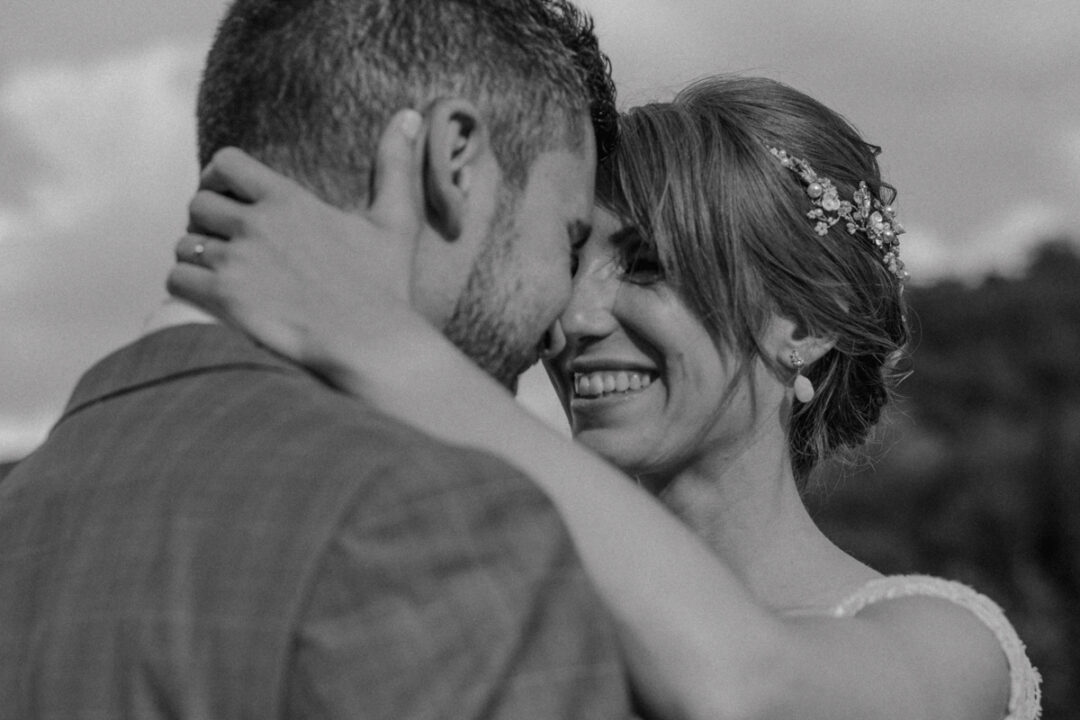 Umarmung von Braut und Bräutigam, Schwarz-Weiß-Foto