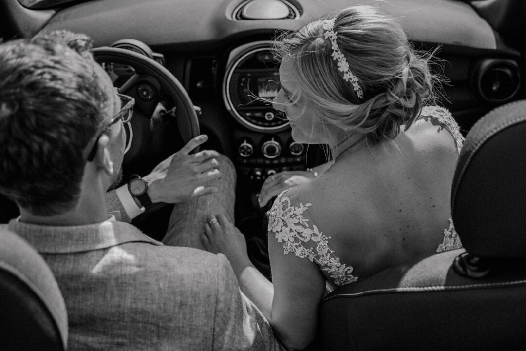 Brautpaar fährt gemeinsam im Cabrio
