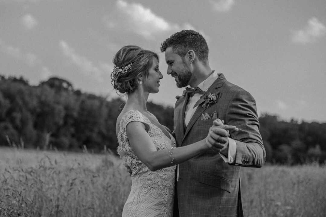 Hochzeitstanz auf der Wiese, Schwarz-Weiß