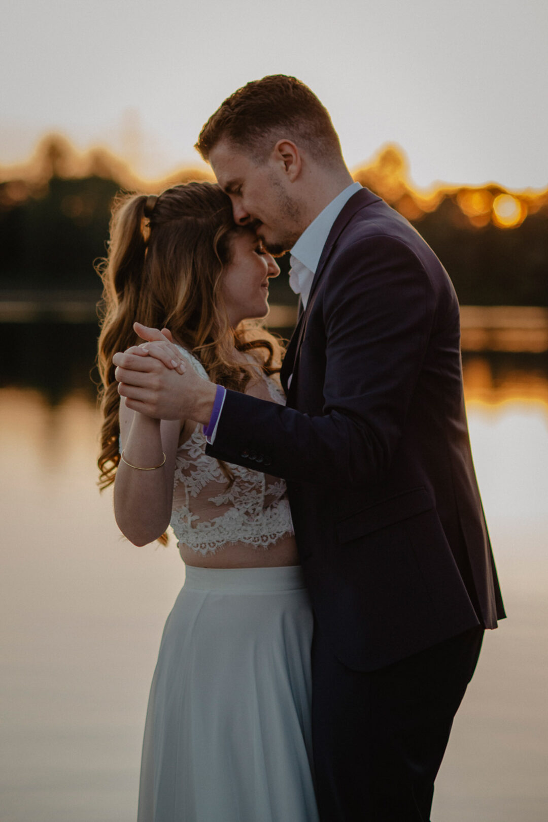 Bräutigam küsst Braut auf die Stirn