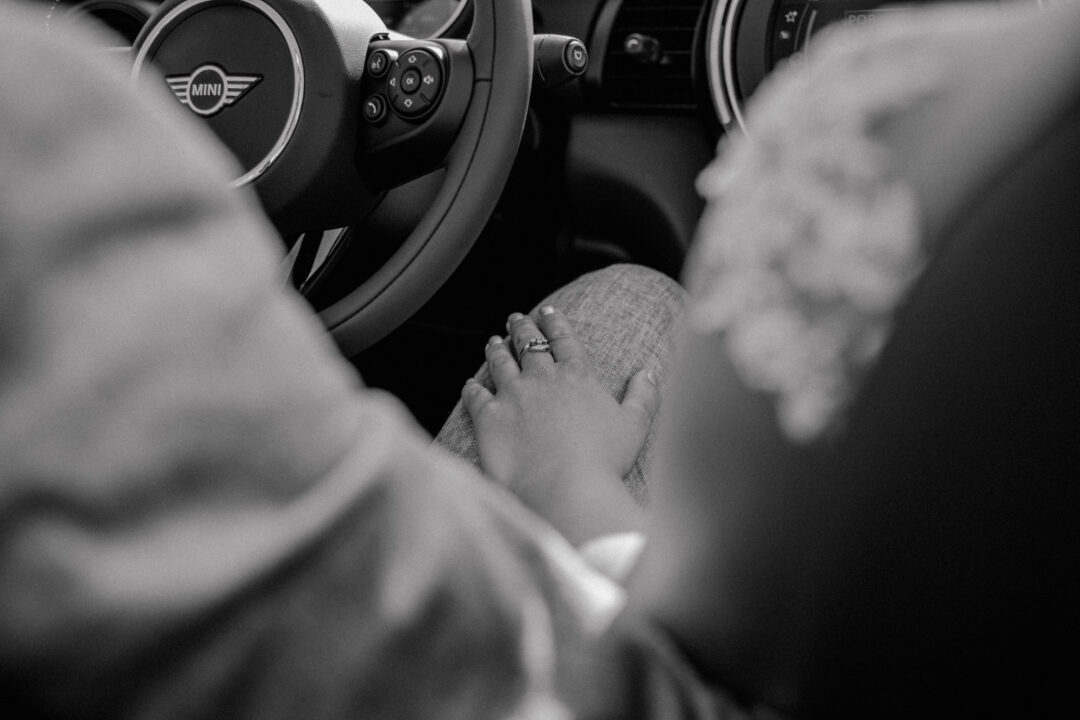 Rückblick auf das Brautpaar im fahrenden Auto