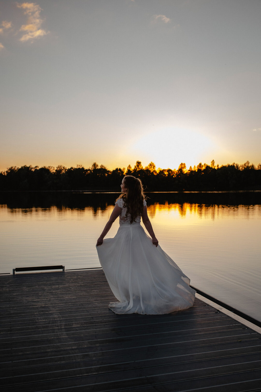Braut blickt zum Sonnenuntergang