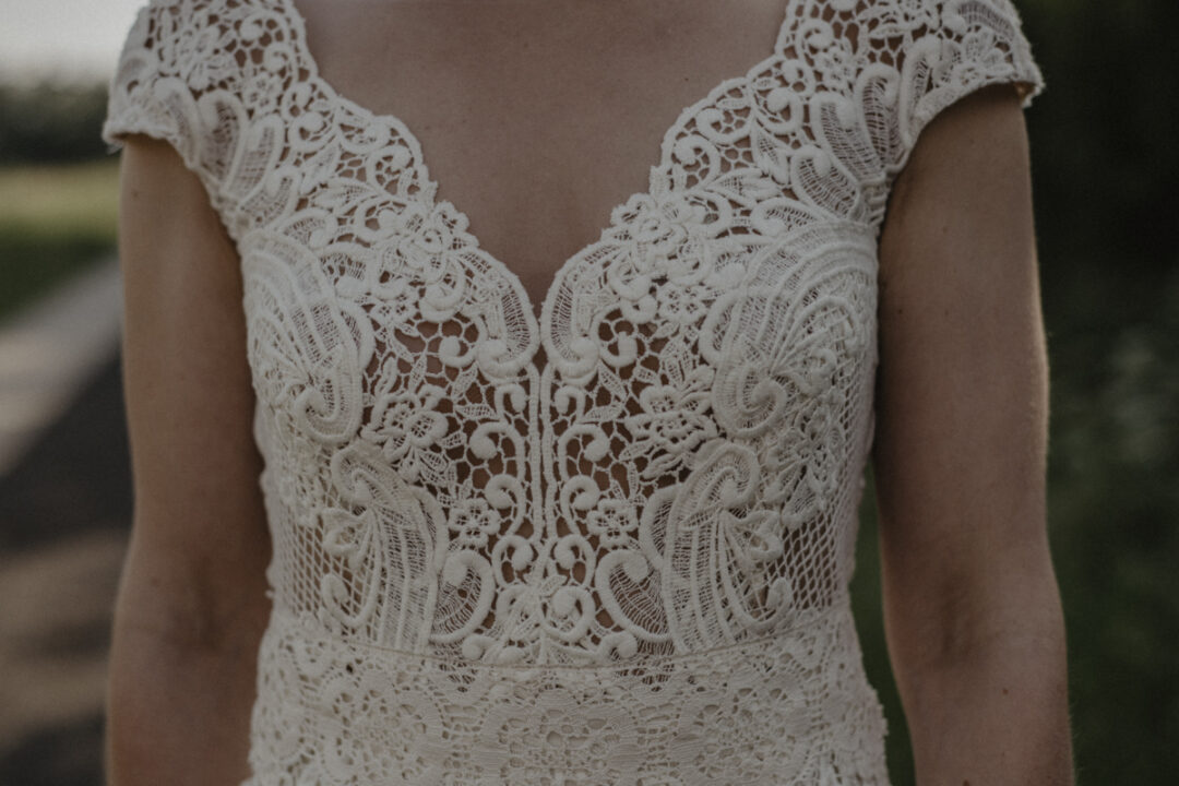 Detailaufnahme des Spitzen-Brautkleids bei Hochzeit in Waltrop