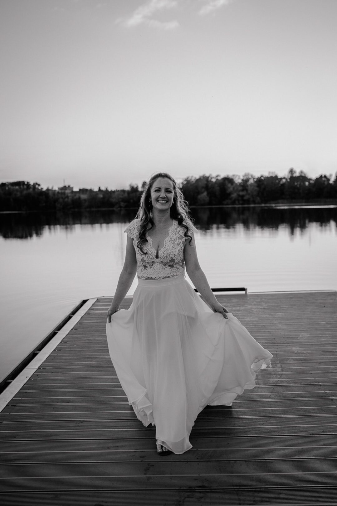 Braut lacht beim Shooting