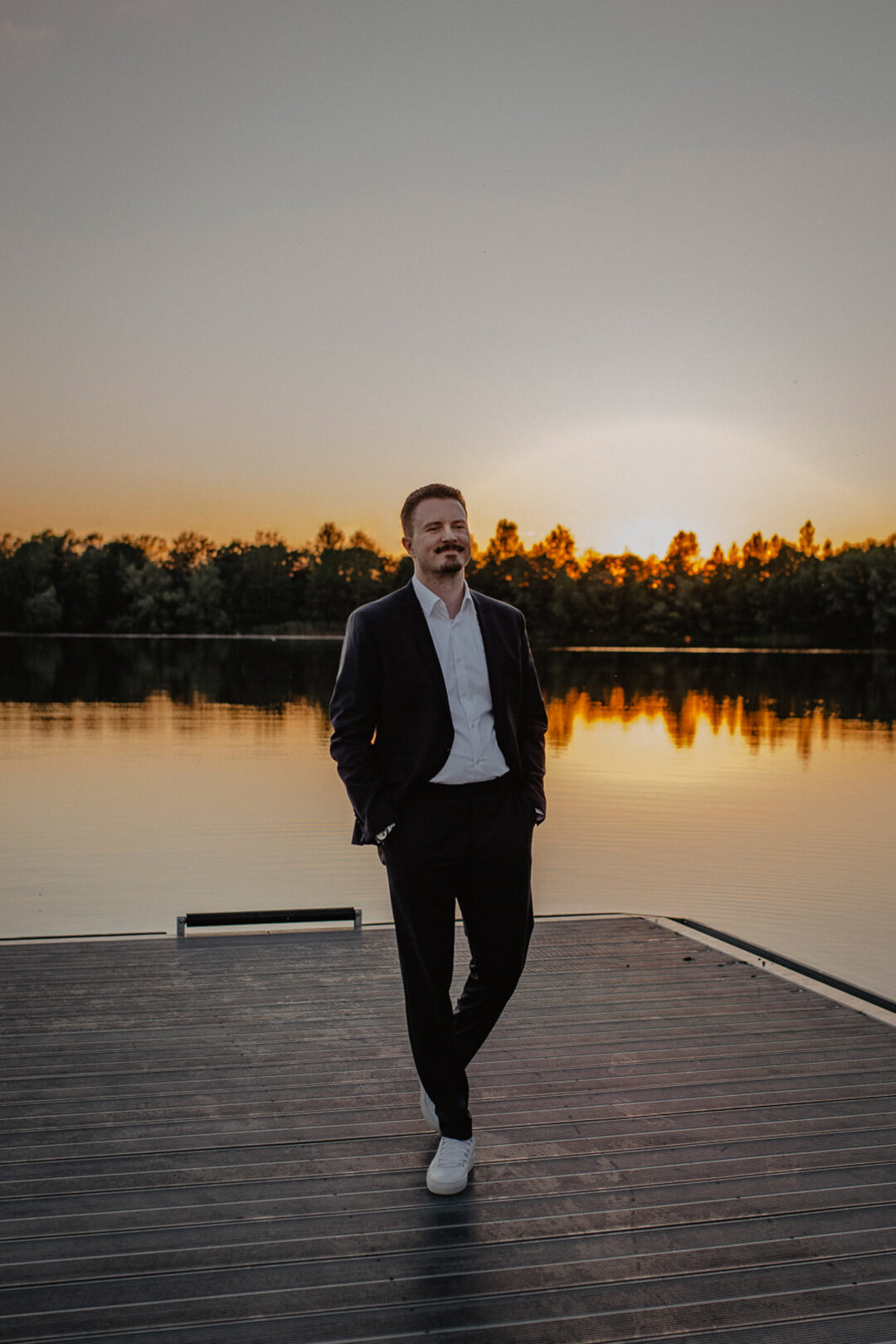 Bräutigam steht entspannt am See