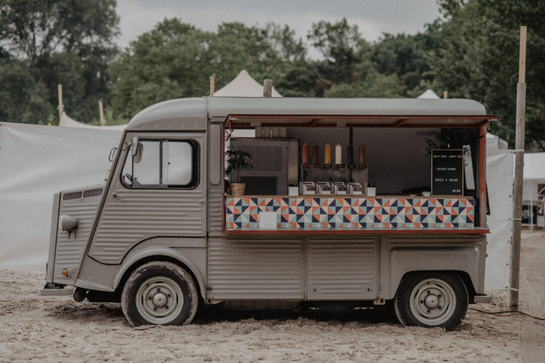 Bunter Eiswagen mit Frozen Yogurt am Strand des Fühlinger Sees