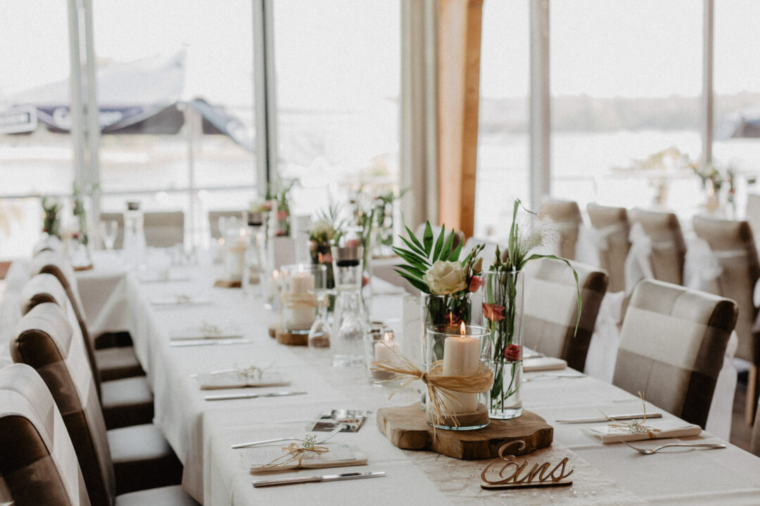 Festlich gedeckter Tisch mit Blick auf die Nordsee
